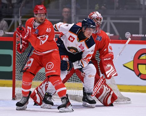 195-senttistä Otto Koivulaa ei ole helppo siirtää maalin edestä, kuten Trinecin pelaajat huomasivat CHL-ottelussa.