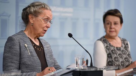 STM:n kansliapäällikkö Kirsi Varhila (oik.) ja emeritaprofessori Marjukka Mäkelä julkistivat selvityksen kasvosuojusten käytöstä koronavirustartuntojen ehkäisemisessä.