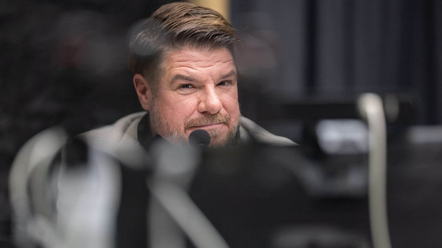 50-vuotias | Jussi Heikelä haukkuu poliitikkoja työkseen – paitsi omaa puolisoaan
