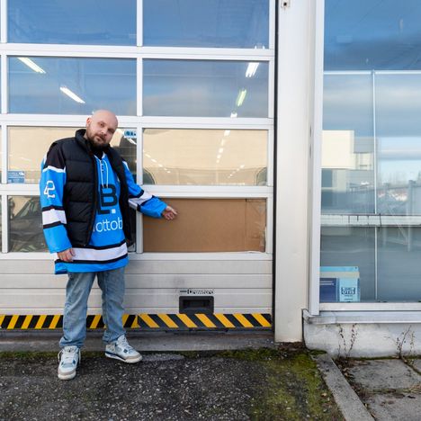 Murtomiehet menivät sisään nosto-oven pleksistä, kertoo autoliikkeen toimitusjohtaja Jimi Mäkinen. Siitä seurasi tapahtumaketju, jota poliisi kuvaa ”järjettömältä tuntuvaksi”.