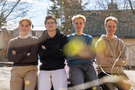 Eetu Tauru (vas.), Nicklas Rikkonen, Elias Salonen ja Markus Salonen etsivät ratkaisuja kestävään ja vastuulliseen energian tuotantoon sekä maaseudun elinvoiman lisäämiseksi.