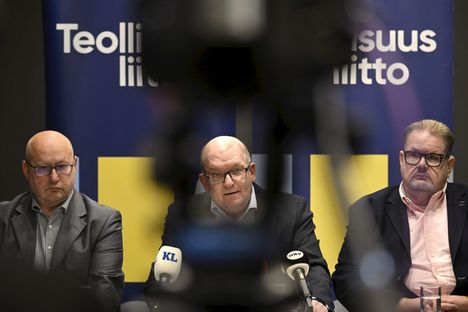 Teollisuusliiton puheenjohtaja Riku Aalto (kesk.), liiton varapuheenjohtaja Turja Lehtonen (oik.) ja työmarkkinajohtaja Jyrki Virtanen kertoivat mediatilaisuudessa 18. marraskuuta ajankohtaisesta työmarkkinatilanteesta. Sen jälkeen uusista lakkovaroituksista on kuultu päivittäin. 