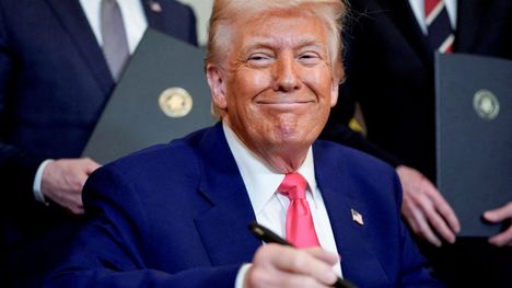 Donald Trumpin mukaan hänen hallintonsa on tekemässä niin sanottuja räätälöityjä sopimuksia tuontitulleista maan kauppakumppanien kanssa.