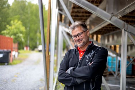 Nokialainen teatterintekijä Pasi Karppi nähdään peräti kolmessa Tehdassaaren viidestä kesäteatteriesityksestä. Kuva Tehdassaaresta kesältä 2023.