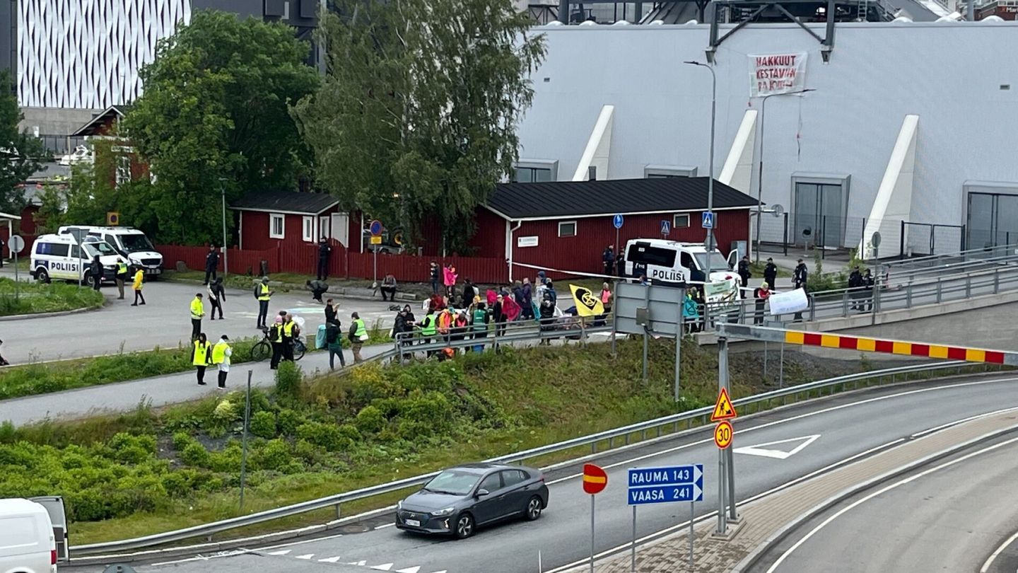 Elokapina osoittaa mieltä voima­lllaitoksella – kiinniottoja