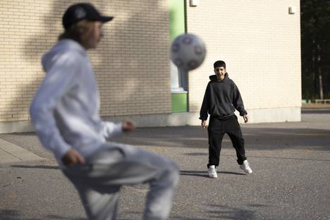 Elias Kallioniemi and Armin Ebrahiminazi are friends with each other, and both have played football. Kallioniemi is not playing at the moment, but has thought about returning to the hobby. Ebrahininazi is planning graduate studies in economics.