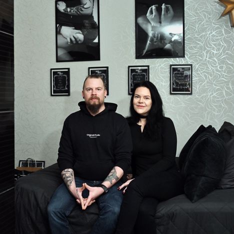 Mika Aitto-ojan ja Jenni Uusitorpan elämäntapaan kuuluu tummanpuhuva look myös kodin sisustuksessa. Sisustus on Uusitorpan käsialaa Aitto-ojan siunauksella. Parin takana olevissa tekstitauluissa on osa heidän sopimistaan suhteen säännöistä. Yksi niistä on se, että heillä ei ole turvasanaa. ”Se kertoo välillämme olevan luottamuksen määrästä.”