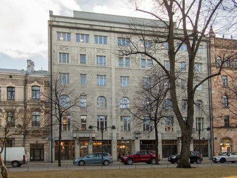 Myös Eteläesplanadi 10:stä Senaatti-kiinteistöt käy parhaillaan myyntineuvotteluja. Arkkitehti Onni Tarjanteen suunnittelema talo valmistui vuonna 1910.