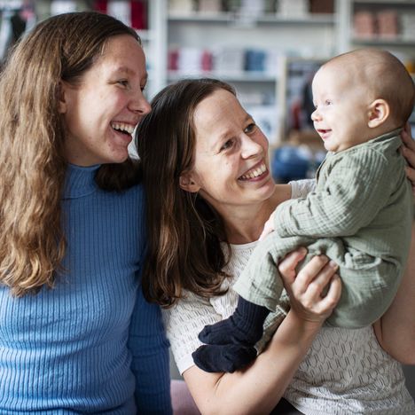 Yrittäjäsiskokset Elina Katajala ja Anu Hannula haluavat tuoda pehmeyttä ja perhe-elämän onnea kylmään ja kovaan maailmaan. 