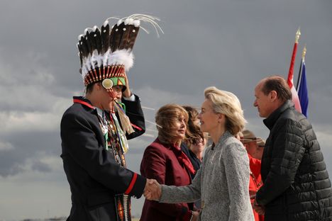 G7-kokoukseen sunnuntaina saapunutta EU-komission puheenjohtaja Ursula von der Leyenia oli Galgaryn lentokentällä vastassa Tsuutʼina-kansan edustaja Steven Crowchild.