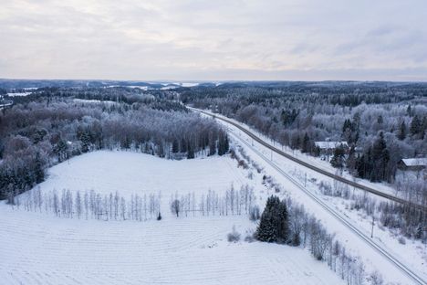 Tieliikenne oli viime vuonna Nokian suurin päästölähde. Kaupungin ilmastotoimiin lukeutuvat muun muassa sisäisen liikenteen ja lähijunaliikenteen kehittäminen, vähäpäästöisiin autoihin satsaaminen ja tiivistysrakentaminen joukkoliikenneväylien yhteyteen. Kuvassa Haaviston ja Korvolan aluetta, johon on vireillä kaavamuutos.