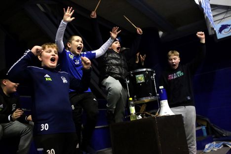 Nokian KrP:n faniryhmä kannusti omiaan äänekkäästi välieräsarjan toisessa ottelussa Raholassa. Tällä kertaa KrP:n potku ei riittänyt, sillä Classic vei sarjan otteluin 4–2.