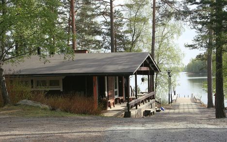 Nokian seurakunnan toimintakeskus Urhattu on luonnon ympäröimä. Vanhassa arkistokuvassa on rantasauna.