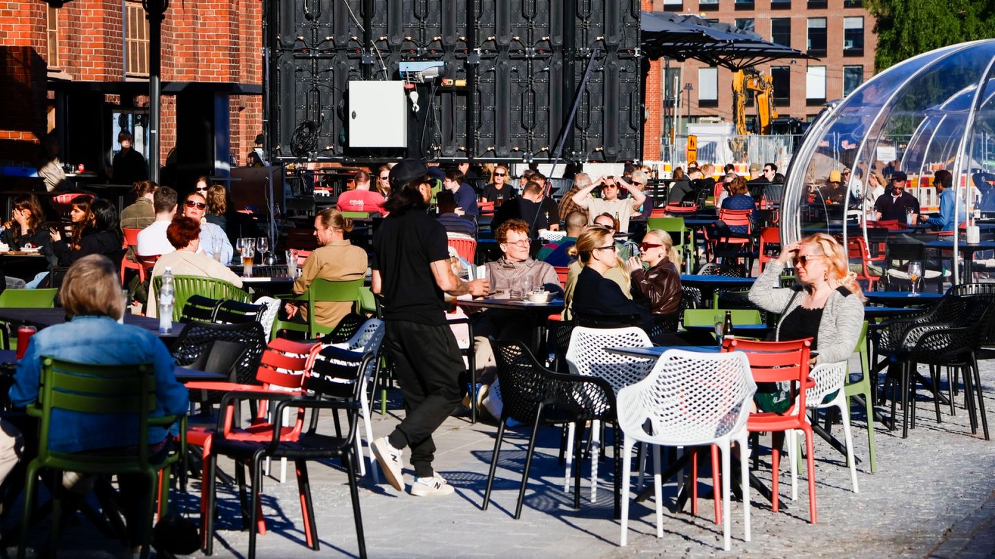 Vallilan Market Hall Opens with Over 20 Restaurants in Historic Workshop