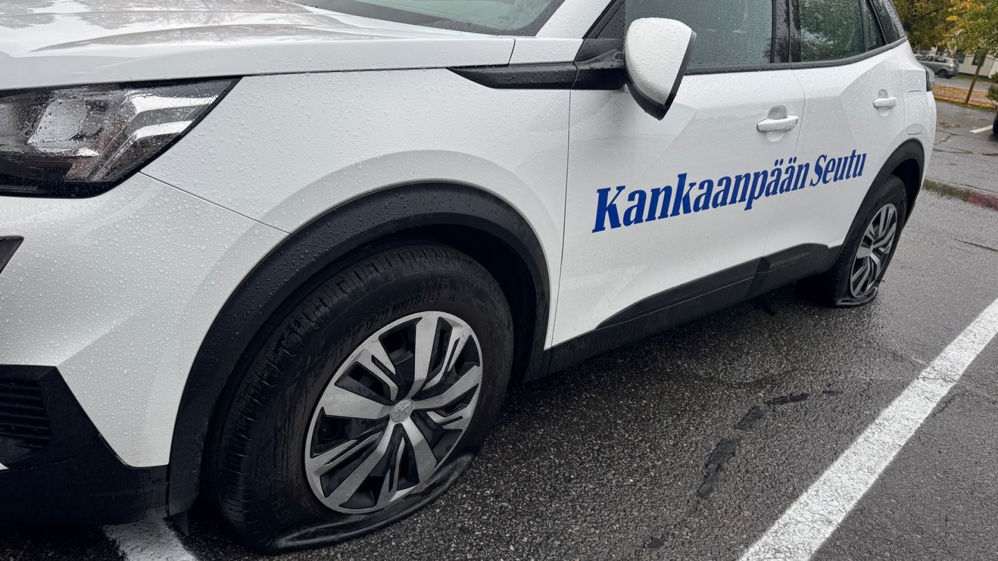 Satakunta | Joku viilsi paikallis­lehden auton renkaat puhki ja rikkoi toimituksen ikkunan Kankaan­päässä
