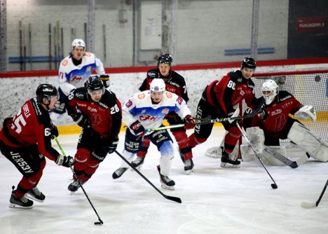 Sarjavoittonsa varmistanut Pyry hävisi runkosarjan päätöspelin kotihallissa JHT:lle maalein 3–7.