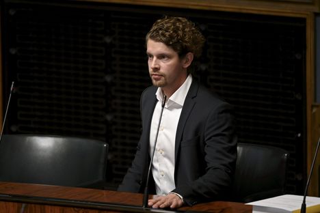 Perustuslakivaliokunnan puheenjohtaja Heikki Vestman (kok) perusteli kokousaikataulua viime viikolla STT:lle sillä, että valiokunnan työtilanne on hyvin vaikea ja hallituksen esityksiä on jonossa useita.