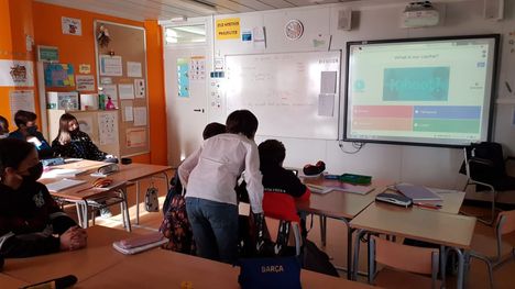 Nokian koulun 5A-luokan kaveriluokka Espanjassa pelaa nokialaisten koostamaa Suomi-aiheista Kahoot-visaa.