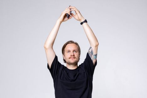 Liike- ja asentoaistin toimivuutta voi testata yksinkertaisella liikkeellä. 