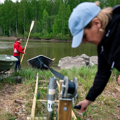 Lempäälän kunnan liikuntapaikka-asiantuntija Sari Juuti (oik.) ja ympäristötarkastaja Tuija Selänpää huolehtivat soutuveneen takaisin rantaan retken jälkeen.