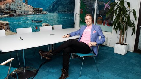 Ikaalisten Matkatoimiston perusti vuonna 1991 kolmen lapsen äiti Airi Talonen kotinsa takkahuoneeseen Ikaalisissa. Nyt toimitusjohtajana toimii poika Esa Talonen.