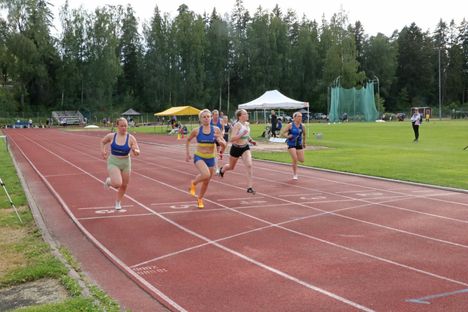 Naisten 100 metrin juoksun ensimmäisen erän voittoon venytti Janakkalan Janan Taru Viiru (rata 5). 