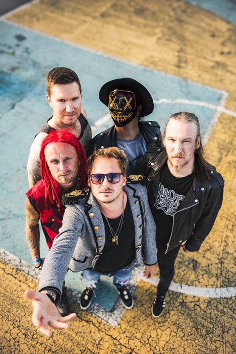 Negatief Rapper Negative palaa keikkalavoille