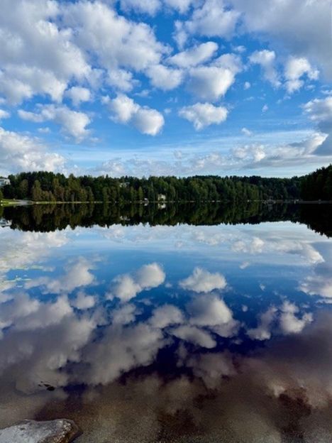 Järven pinta kuin peili.