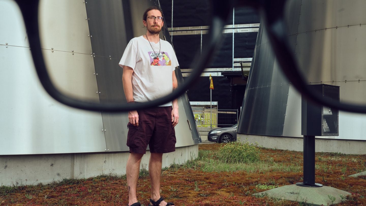Reporter Tests Smart Glasses Camera: Do People Notice?