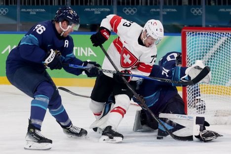 Mikko Rantanen väänsi puolivälierässä Sandro Schmidiä vastaan.