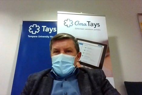 Johtajaylilääkäri Juhani Sand muistuttaa maskien tarpeellisuudesta tilanteissa, joissa turvavälejä ei voi pitää. Kuvakaappaus koronanyrkin maaliskuisesta tiedotustilaisuudesta.
