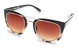 Metallisia yksityiskohtia yhdistetään nyt muovikehyksiin. 9,99 €, Lindex.