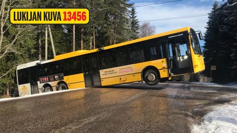 Kuvat: Linja-auto joutui tukalaan paikkaan Turussa – kuljettaja ...