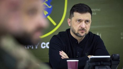 Ukrainan presidentti Volodymyr Zelenskyi vieraili Zaporižžjassa armeijan komentokeskuksessa torstaina.