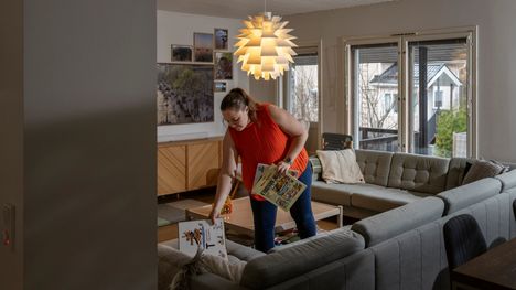 Jo se auttaa, kun asettelee iltaisin tavarat omille paikoilleen. ”Hermot lepäävät, kun näkee ympärillään siistin kodin”, Tiina Seppälä vinkkaa.