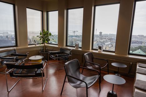 Tuntematonta ainetta levitettiin hotelli Tornin 12. kerroksen näköalabaarissa.