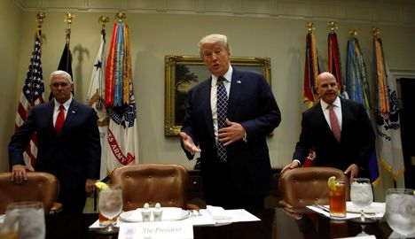 Varapresidentti Mike Pence, presidentti Donald Trump ja kansallisen turvallisuuden neuvonantaja H. R. McMaster tapasivat lounaalla Valkoisessa talossa tiistaina.