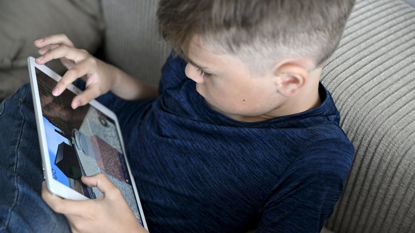 MLL: Many elementary school students spend their summer vacation alone at home