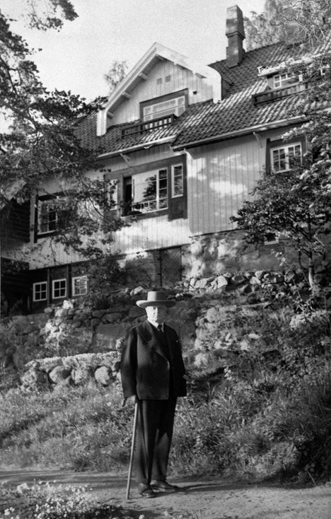 Jean Sibelius halusi maallakin eli Ainolassa pukeutua herraskaisesti.