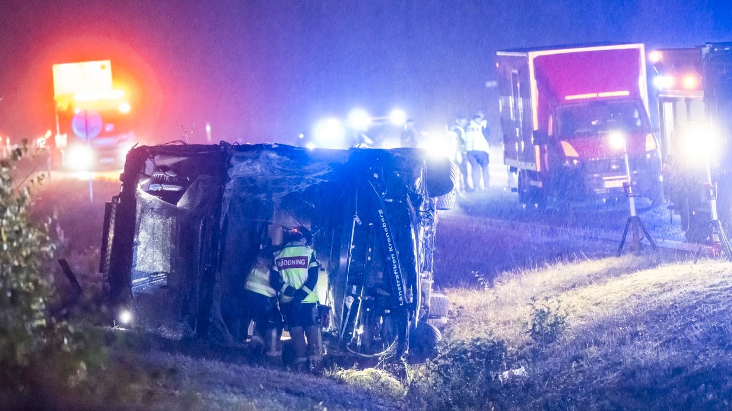 18-vuotias mies kuoli ja noin kymmenen loukkaantui vakavasti bussiturmassa Ruotsissa