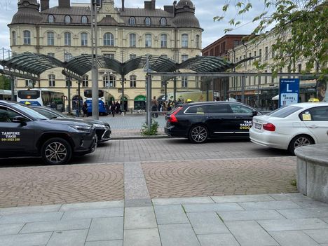 Poliisi, Traficom ja Verohallinto tekivät taksien valvontaiskun perjantaina 6. kesäkuuta. Iskun jälkeen tunnelma Tampereen Jugendtorilla oli rauhallinen.