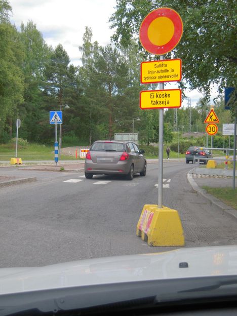 Rautatiesillan ali käy vilkas liikenne.