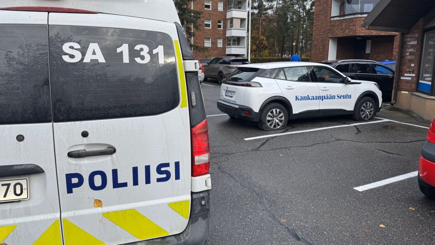 Paikallislehden toimitukseen iskettiin yöllä – auton renkaat viillettiin ja ikkuna rikottiin