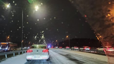 Lempäälässä kolmostiellä tapahtunut liikenneonnettomuus on ruuhkauttanut liikenteen etelän suuntaan kulkevilla kaistoilla. 