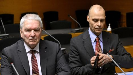 EU:n ja Puolustusvoimien entinen tiedustelupäällikkö, kontra-amiraali evp. Georgij Alafuzoff (vas.) sekä oikeusavustaja Asko Valta Korkeimman oikeuden (KKO) suullisessa käsittelyssä Helsingin käräjäoikeudessa 14. tammikuuta.
