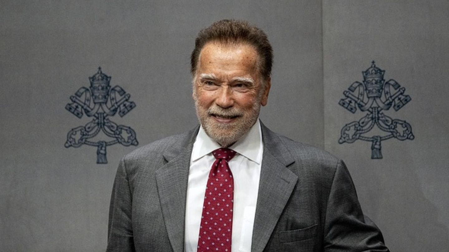 Arnold Schwarzenegger tupsahti lähes 30 vuotta nuoremman naisystävänsä kanssa kameroiden eteen