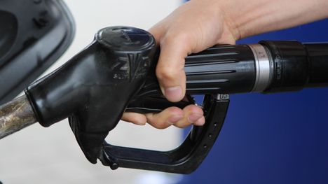 Maailmalta löytyy myös polttomoottorikäyttöisiä Tesla-sähköautoja. Yksi niistä eli Kohler-aggregaattidieselillä varustettu Model S esiintyy tämän jutun videolla.