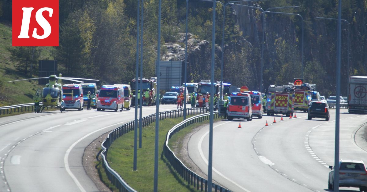 Vakava liikenne­onnettomuus Paimiossa – osallisena kahdeksan ihmistä