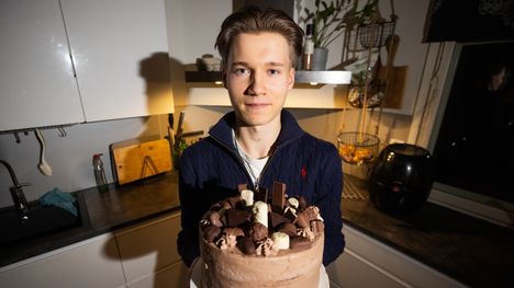 Aatos Forss, 17, perusti helmikuussa 2025 oman yrityksen, jonka kautta hän myy itse leipomiaan kakkuja.