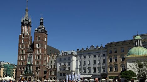 Krakovan keskustorin tunnetuin maamerkki  on Pyhän Marian kirkko viehättävine eriparisine torneineen.